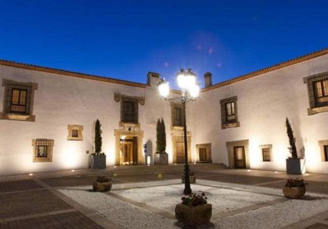 Los mejores precios en Hospes Palacio de Arenales & Spa . El entorno más romántico con los mejores precios de Caceres