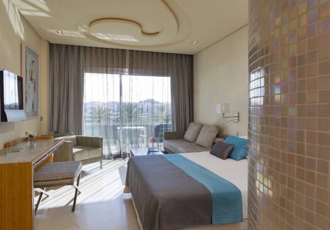 Románticas habitaciones en Hotel Aguas De Ibiza Spa & Resort. El entorno más romántico con nuestra oferta en Illes Balears