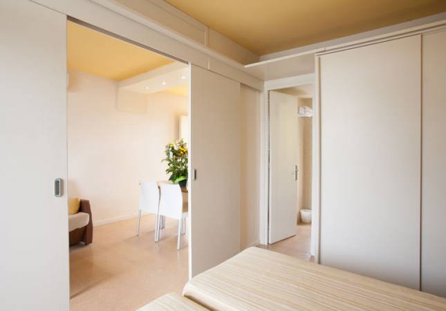 Espaciosas habitaciones en Aparthotel Comtat Sant Jordi. Disfrúta con los mejores precios de Girona