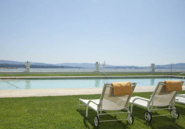 Los mejores precios en Gran Hotel La Toja. El entorno más romántico con nuestro Spa y Masaje en Pontevedra