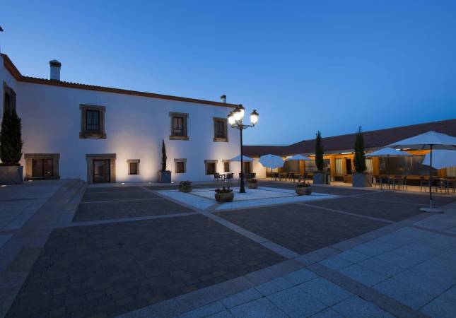 Románticas habitaciones en Hospes Palacio de Arenales & Spa . Disfruta  los mejores precios de Caceres