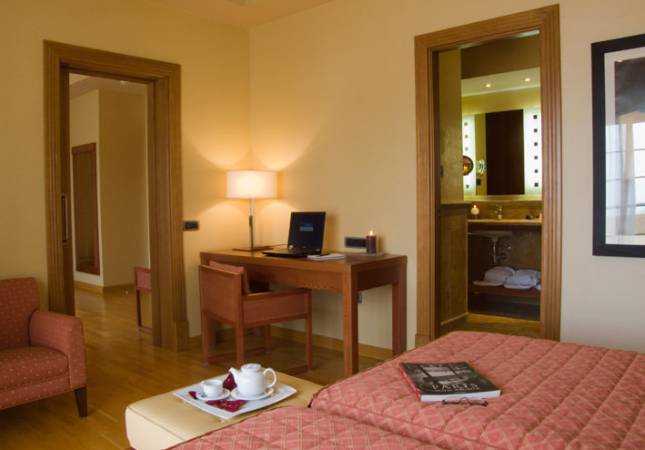 Románticas habitaciones en Hotel Vincci Selección Almería Wellness & Golf . Disfrúta con los mejores precios de Almeria
