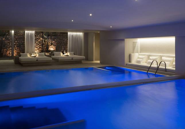 Espaciosas habitaciones en Hotel Aguas De Ibiza Spa & Resort. El entorno más romántico con los mejores precios de Illes Balears