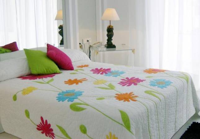 Románticas habitaciones en Hotel Suites Albayzi­n Del Mar. Relájate con nuestra oferta en Granada