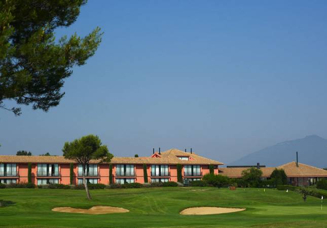 Románticas habitaciones en Torremirona Golf & Spa Resort Hotel Relais. El entorno más romántico con nuestra oferta en Girona