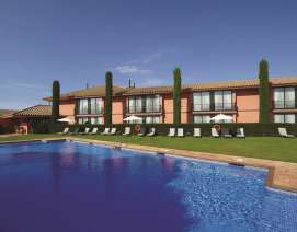 Ambiente de descanso en Torremirona Golf & Spa Resort Hotel Relais. El entorno más romántico con los mejores precios de Girona