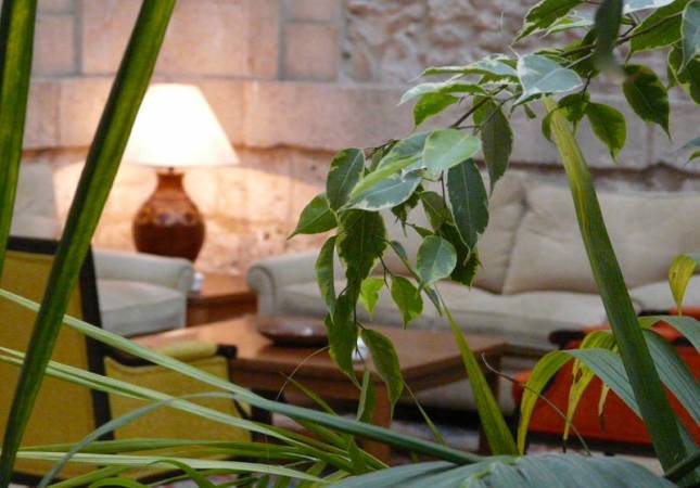 Confortables habitaciones en Hotel Spa  Convento Las Claras. Disfruta  los mejores precios de Valladolid