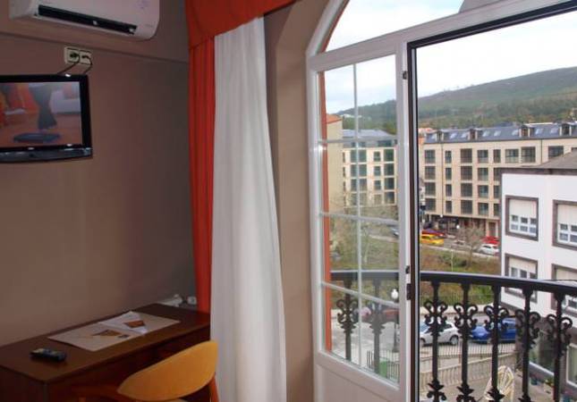 Las mejores habitaciones en Hotel Insua. Relájate con los mejores precios de A Coruna