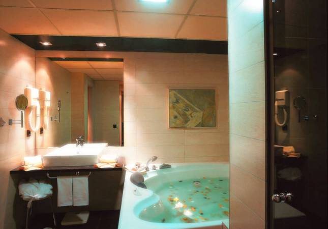 Románticas habitaciones en Hotel Roc Blanc. Disfrúta con nuestro Spa y Masaje en Escaldes-Engordany