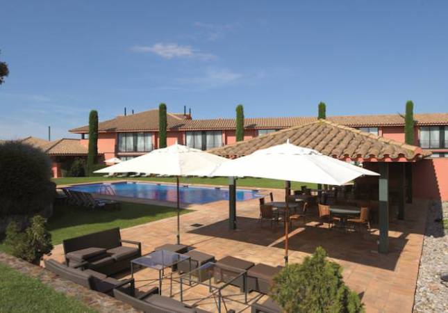Espaciosas habitaciones en Torremirona Golf & Spa Resort Hotel Relais. El entorno más romántico con nuestra oferta en Girona