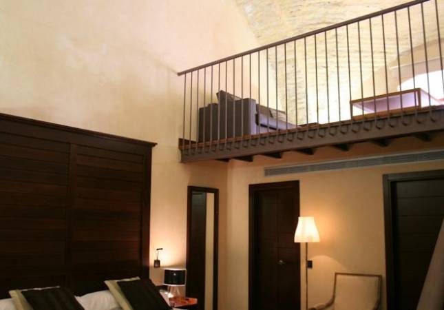 Espaciosas habitaciones en Hotel Convento Aracena & Spa. Disfrúta con los mejores precios de Huelva