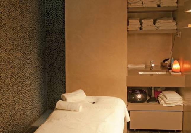 Relax y confort en Hotel Bernat II. El entorno más romántico con nuestro Spa y Masaje en Barcelona