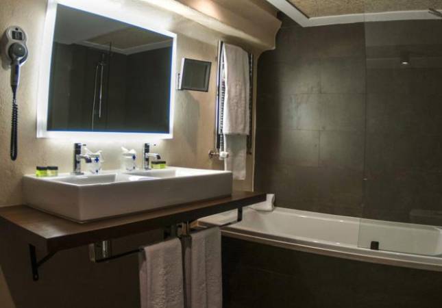 Espaciosas habitaciones en Hotel Convento Aracena & Spa. Disfrúta con los mejores precios de Huelva