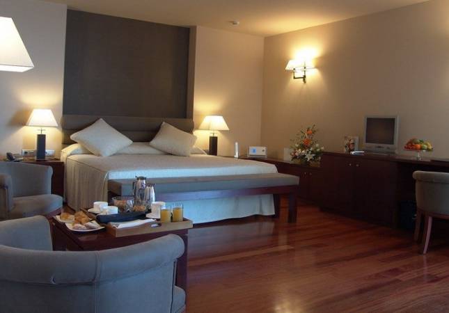 Espaciosas habitaciones en Hotel Colón Thalasso & Termal. Disfruta  los mejores precios de Barcelona
