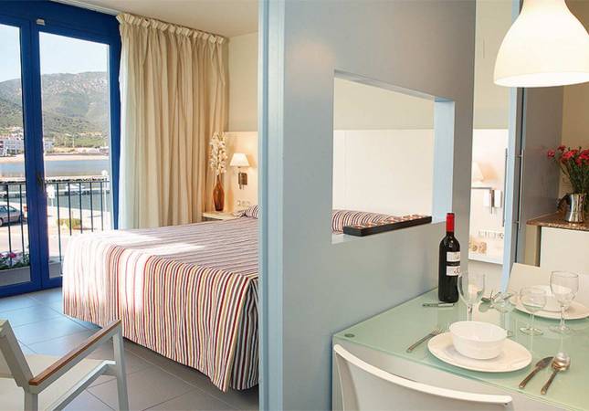 Espaciosas habitaciones en Hotel Spa Cap de Creus. La mayor comodidad con los mejores precios de Girona