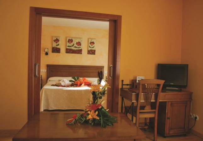 Románticas habitaciones en Hotel Comendador. Relájate con los mejores precios de Toledo