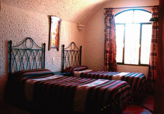 Románticas habitaciones en Cuevas Pedro Antonio de Alarcón. El entorno más romántico con los mejores precios de Granada