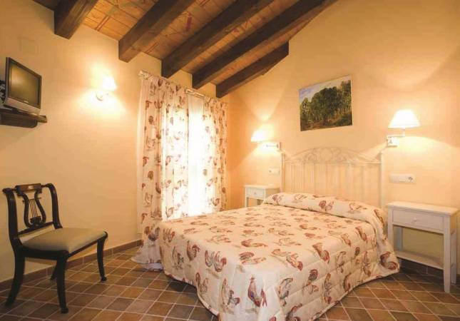 Espaciosas habitaciones en Hotel Rural El Pilaret. El entorno más romántico con nuestra oferta en Huesca