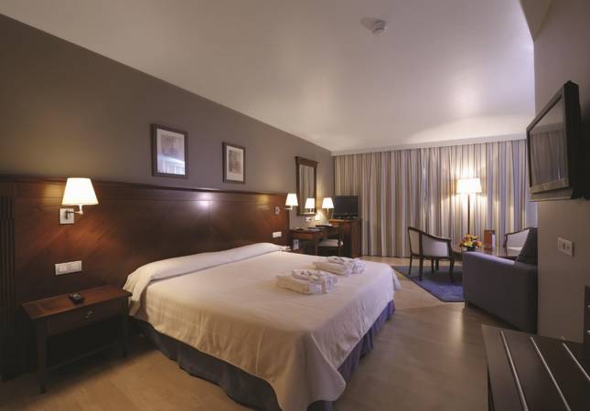 Espaciosas habitaciones en Golden Tulip Andorra Fenix Hotel. Disfruta  los mejores precios de Escaldes-Engordany
