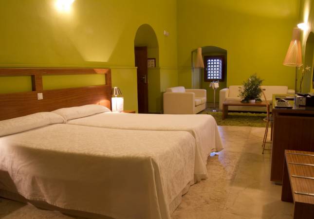 Confortables habitaciones en Hospederia Conventual de Alcantara. Relájate con nuestro Spa y Masaje en Caceres