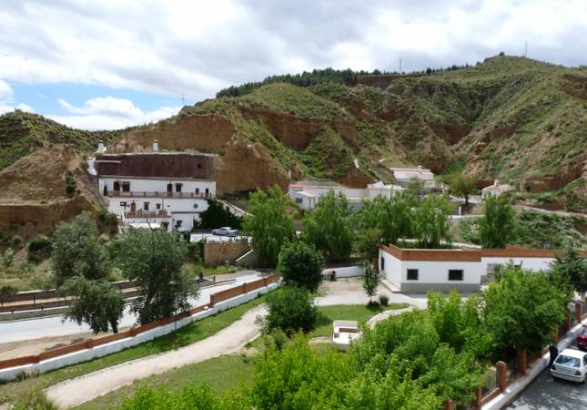 Confortables habitaciones en Hostal Rural Montual. El entorno más romántico con los mejores precios de Granada