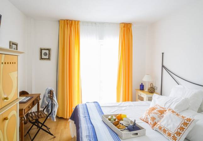 Confortables habitaciones en Hotel Mar Azul y Surf. El entorno más romántico con los mejores precios de Cantabria