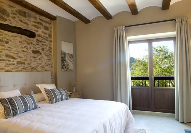 Románticas habitaciones en Hotel Mas De Cebrian. Relájate con nuestra oferta en Teruel