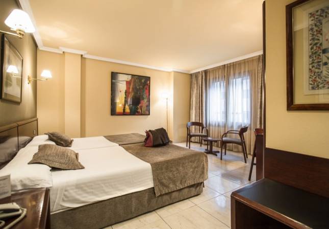 Las mejores habitaciones en Imperial Atiram Hotel. El entorno más romántico con los mejores precios de Sant Julia de L�ria