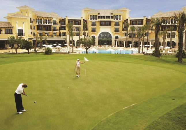 Las mejores habitaciones en Intercontinental Mar Menor Golf Resort and Spa. El entorno más romántico con nuestra oferta en Murcia