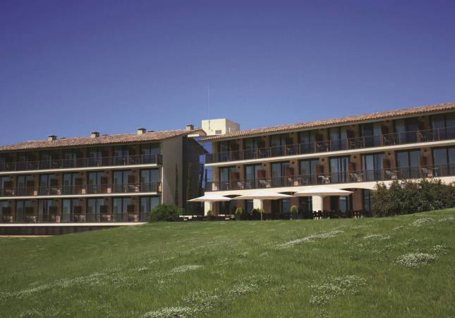 Espaciosas habitaciones en Hotel Mas Solá. Disfruta  nuestro Spa y Masaje en Girona