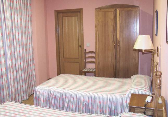 Espaciosas habitaciones en Hotel Rural Montaña de Cazorla. Relájate con los mejores precios de Jaen