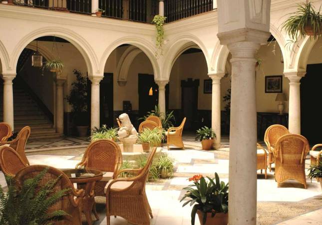 Las mejores habitaciones en Hotel Palacio Marqués de la Gomera. Relájate con nuestro Spa y Masaje en Sevilla