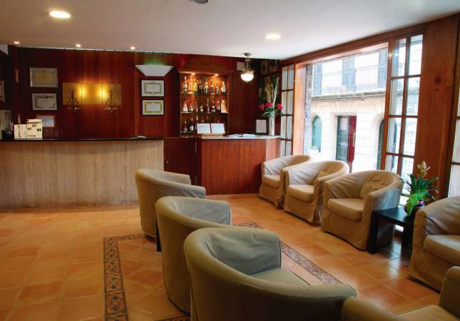 Románticas habitaciones en Hotel Ripoll. Relájate con nuestra oferta en Girona