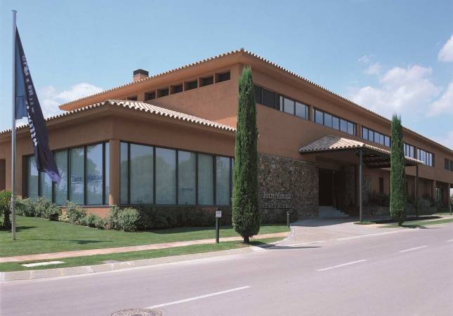 Ambiente de descanso en Torremirona Golf & Spa Resort Hotel Relais. Disfruta  los mejores precios de Girona
