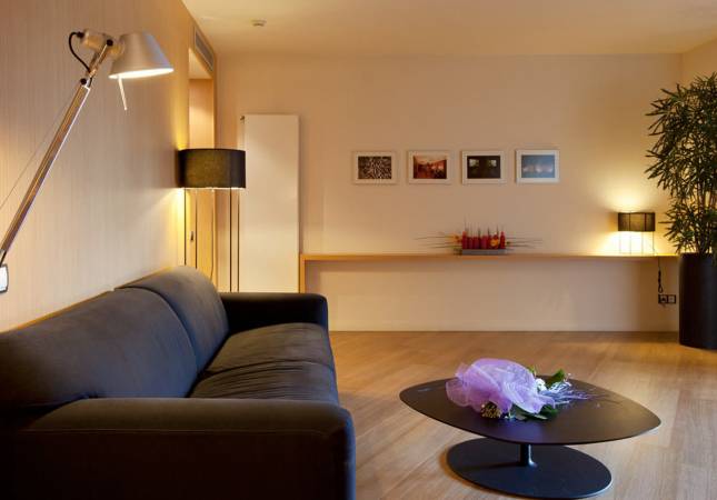 Espaciosas habitaciones en Hotel Món Sant Benet. Disfrúta con los mejores precios de Barcelona