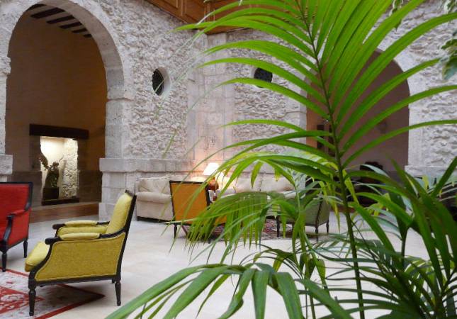 Espaciosas habitaciones en Hotel Spa  Convento Las Claras. Disfrúta con nuestro Spa y Masaje en Valladolid