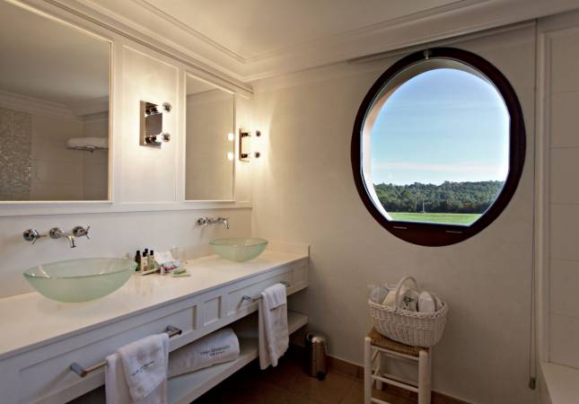 Espaciosas habitaciones en Hotel Casa Anamaria. El entorno más romántico con los mejores precios de Girona