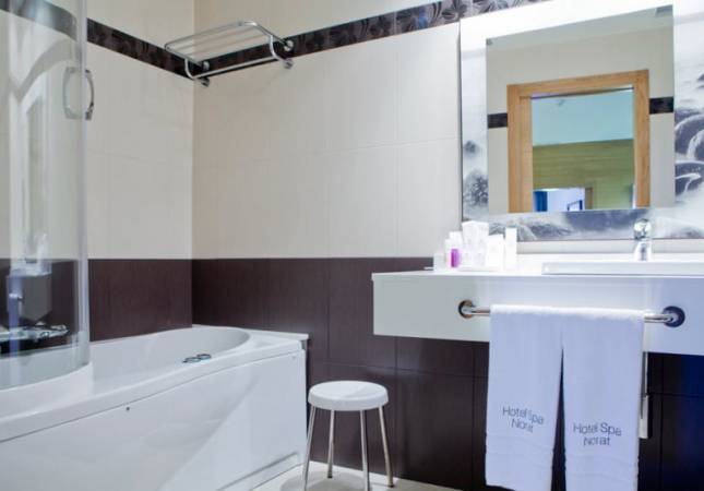 Confortables habitaciones en Hotel Norat Marina & Spa. Relájate con nuestra oferta en Pontevedra