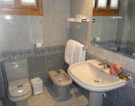 Baño habitación, Triple, Hotel Mediodia en Huesca
